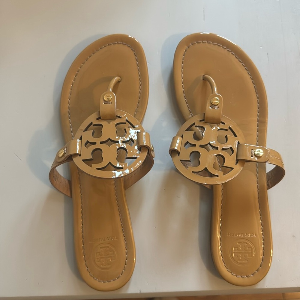 Tory Butch Classic Sandal.  Tan Patent leather.  Like New